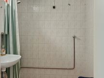 Laatoitettu kylpyhuone