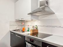 Keittiö on hyvin varusteltu, mm. astianpesukoneella.