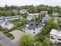 Olohuoneen ikkuna itään päin