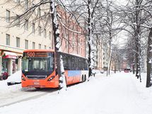 Läheltä kulkee monipuolisesti bussit, ratikat ja metro