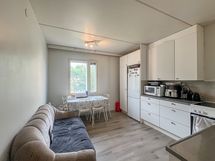 Keittiössä on mukavasti kaappitilaa.