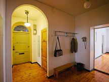 iso eteishalli mihin voi tarvittaessa rakentaa toisen wc:n nykyisen kylpyhuoneen kylkeen.
