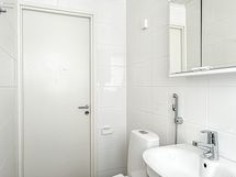 Kylpyhuoneessa on pyykinpesukoneliitäntä.