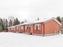 Päätyasunnolla on piha-aluetta hallinnassaan myös talon sivustalla.