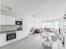 Valoisa läpitalon asunto hyvällä sijainnilla!