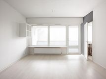 Valoisa olohuone, käynti isolle parvekkeelle