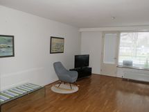 Avara olohuone jossa tilaa myös juhlalliseen ruokailuun