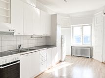 Keittiöön mahtuu myös pieni ruokapöytä. Astianpesukoneelle on myös paikka ja liitäntä.