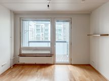 Asunnossa tilavat huoneet, jossa isot ikkunat tuomassa valoa.