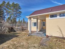 Aurinkoinen terassi sisäänkäynnin kohdalla.