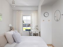 Tilava makuuhuone, jossa paikka työpöydälle 