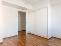 Makuuhuone 2 kaapistot.