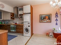 Siisti keittiö, josta löytyy pesutorni, ja keittiöstä on kulku parvekkeelle.