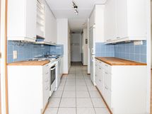 Keittiössä on runsaasti kaappitilaa ja käytännöllinen laattalattia on helppo pitää puhtaana.