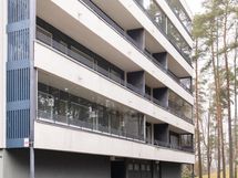 Talo sisäänkäynnin puolelta