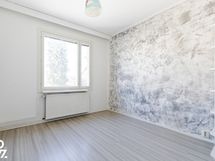 Makuuhuone, johon mahtuu reilunkokoinen sänky!
Myös kaappitilaa!