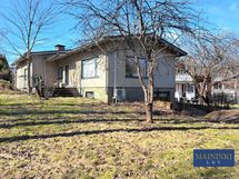 Huoneiston piha-alue on iso.