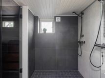 Kellarikerroksen kylpyhuone