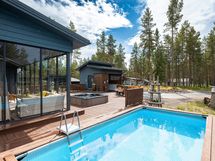 Uima-altaaseen on näppärä pulahtaa suoraan löylyistä.