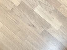 Asunnossa on kaunis parkettilattia.