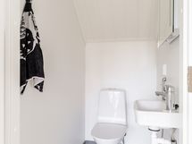 Alakerran erillinen wc