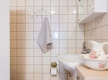 Wc kodinhoitohuoneen yhteydessä.