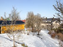 Puutarhapiha vajoineen. 