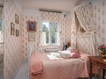 Alakerran makuuhuone