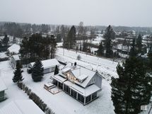etupihanpuoleisen parvekkeen kaiteet maalauksessa