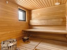 Saunassa Harvian pylväskiuas lauteisiin upotettuna