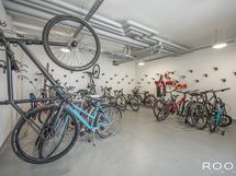 Taloyhtiössä on myös tilava pyörävarasto asukkaiden käyttöön.