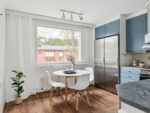 Valoisa ja moderni keittiö