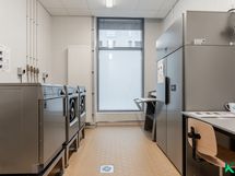 Moderni talopesula monipuolisine laitteineen