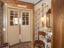 Eteisessä säilytystilaa tuolin takana olevassa komerossa.