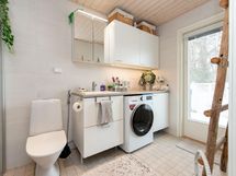 Kylpyhuone josta käynti pihalle