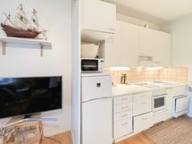 Keittiössä on pieni astianpesukone arkea helpottamassa.