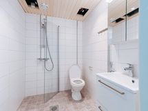 Kylpuhuoneessa on kääntyvä suihkuseinä ja paikka pyykinpesukoneelle. Maksullinen pesula löytyy myös (1€/kone)