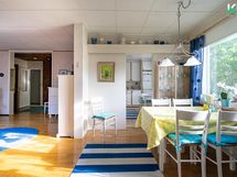 Avaruutta ja kodikasta tunnelmaa 1960-luvun omakotitalossa.