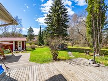 Näkymä terassilta piha-alueelle