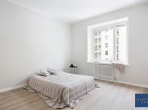 Isot ikkunat päästävät runsaasti luonnonvaloa sisään.