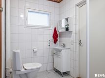 Kylpyhuone josta kulku terassille