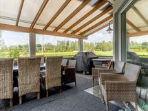 Yläkerran iso katettu parveke