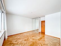 Suuresta huoneesta on käynti eteiskäytävälle