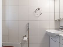 Erillis-wc on eteisen yhteydessä