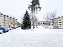 Ikkunoista ja ranskalaiselta parvekkeelta avautuu näkymä sisäpihalle länteen.