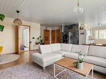 Olohuoneesta näkymät keittiön suuntaan