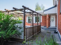 pergola sisäänkäynnin luona