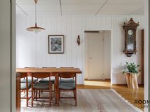 ...talon toisessa päässä oleviin makuuhuoneisiin sekä vaatehuoneeseen