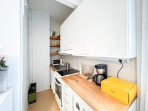 Keittiössä on mukavasti kaappi- ja laskutilaa.