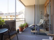 Lasitettu parveke sisäpihalle päin